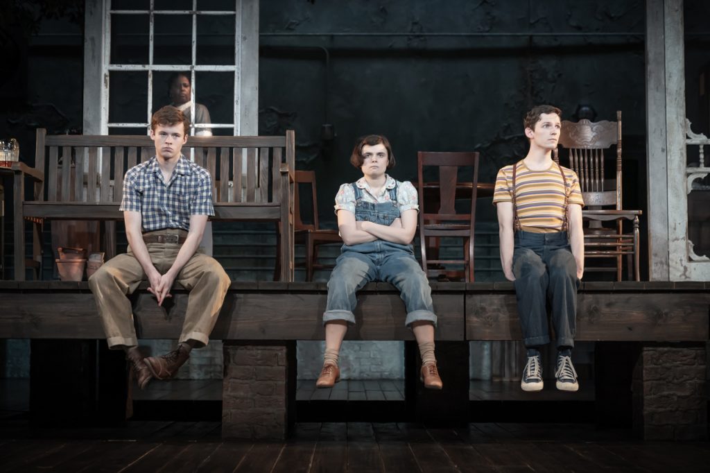 Harry Redding (Jem Finch), David Moorst (Dill Harris), Gwyneth Keyworth (Scout Finch), background Pamela Nomvete (Calpurnia) – image by Marc Brenner