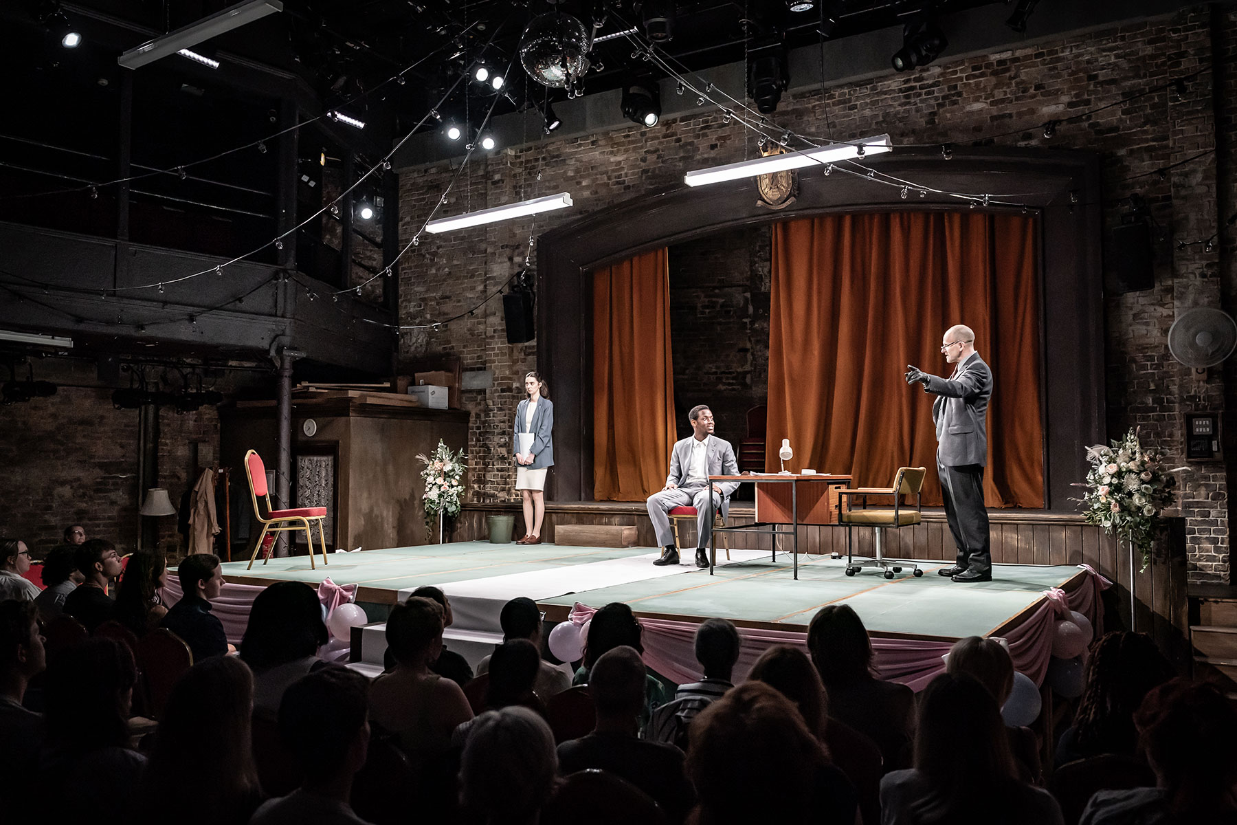 A Mirror Almeida Theatre Tanya Reynolds, Micheal Ward and Jonny Lee Miller (c) Marc Brenner