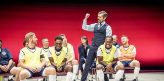 Dear England by James Graham:- review Gwilym Lee (Gareth Southgate) and company in Dear England (2025) at the National Theatre (c) Marc Brenner