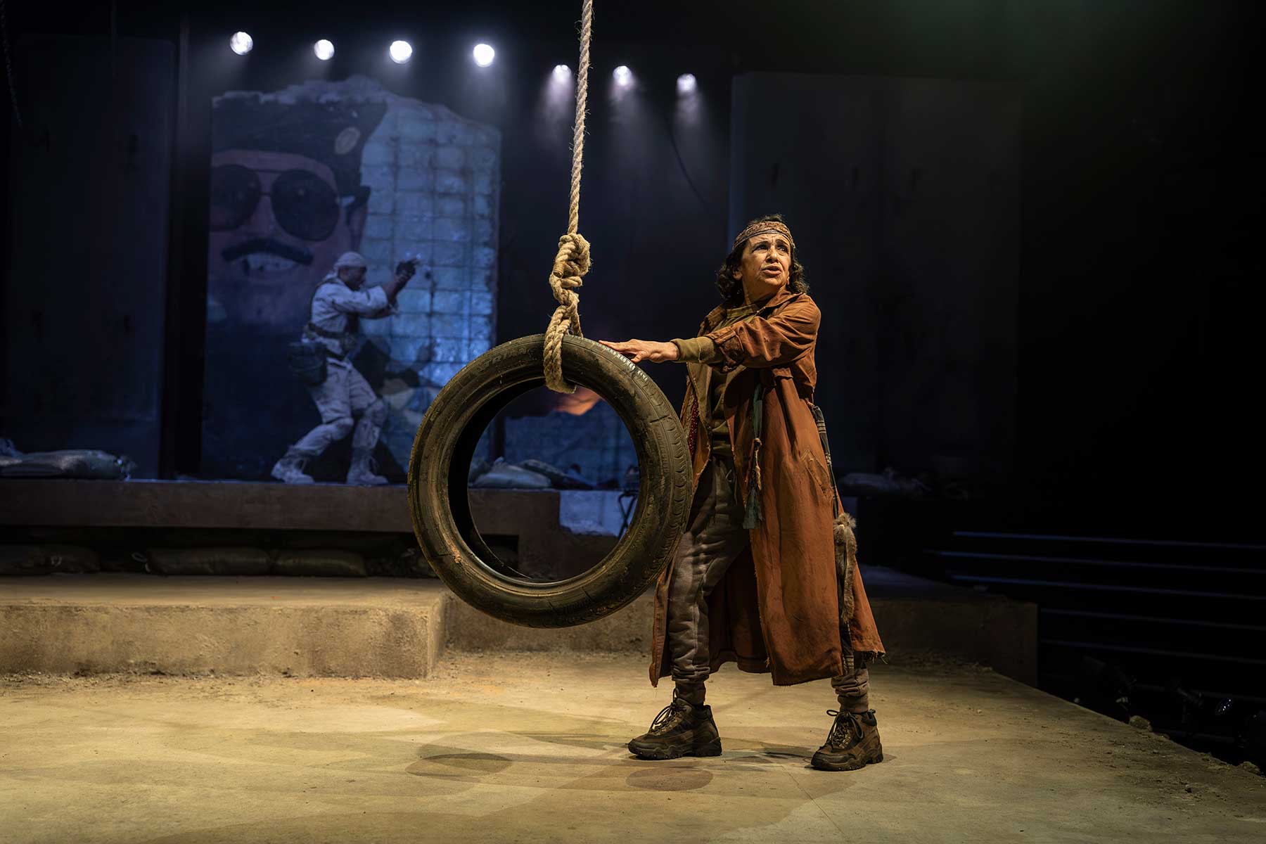 Bengal Tiger at the Baghdad Zoo by Rajiv Joseph – review 1 Kathryn Hunter and Arinzé Kene in Bengal Tiger at the Young Vic ©EllieKurttz